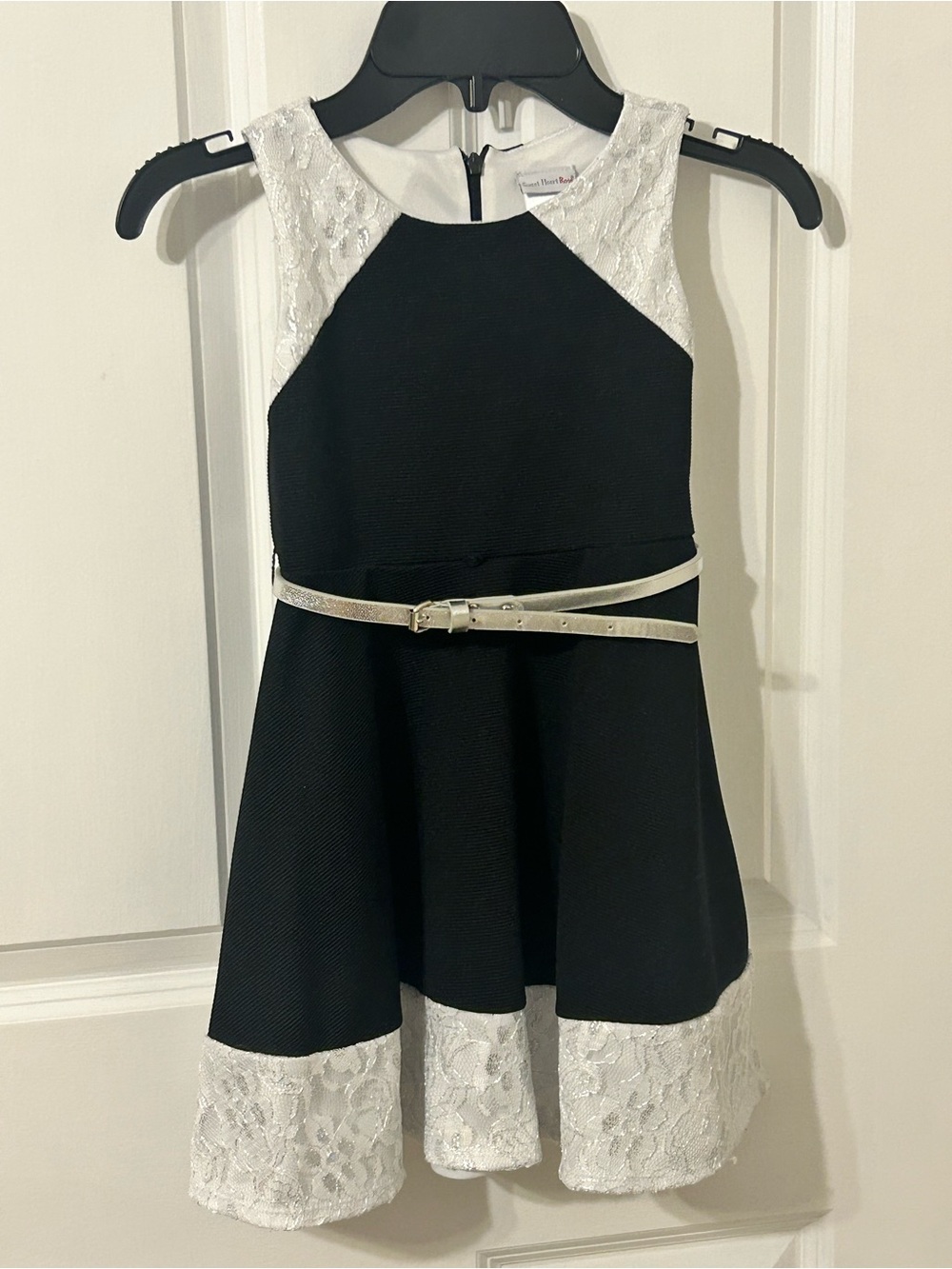 Size 5 little girls Black and White Lace Trim Party Dress with Metallic Bel